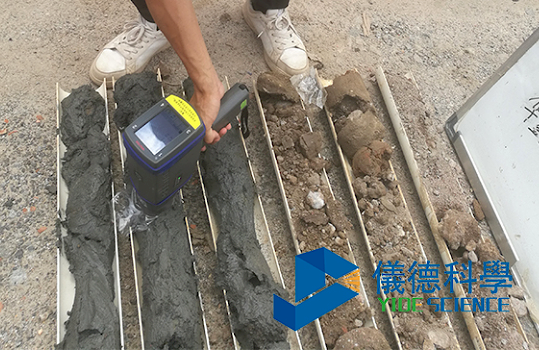 手（shǒu）持式光譜儀現場檢測土壤樣品
