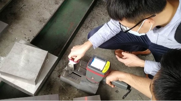 手持式光（guāng）譜儀在模具鋼材裏已是必備（bèi）儀器？