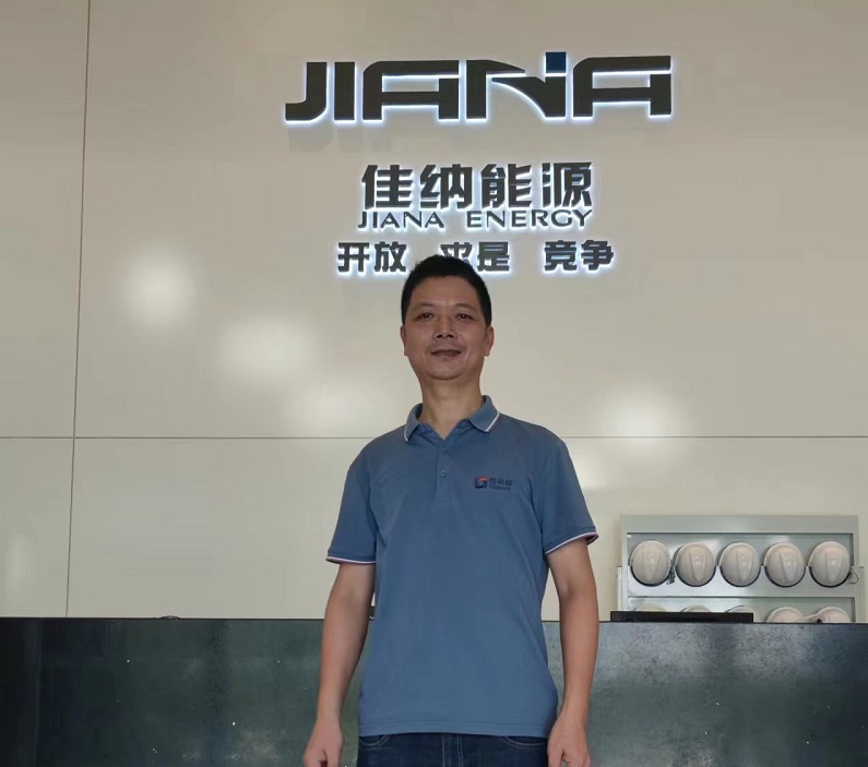 格丹納（nà）工程師在新能源公（gōng）司前台留（liú）影