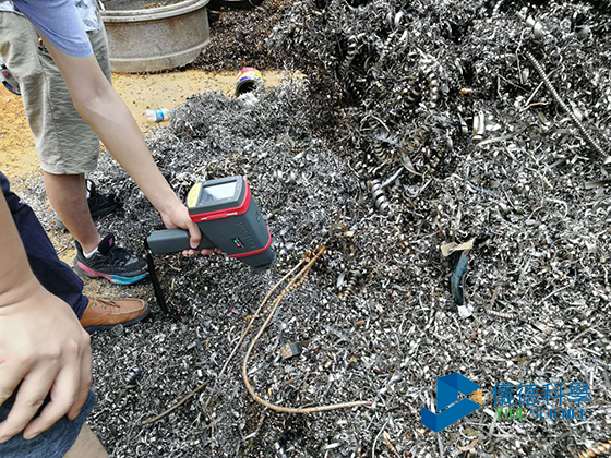 手（shǒu）持分析儀對細小金屬進行分（fèn）析